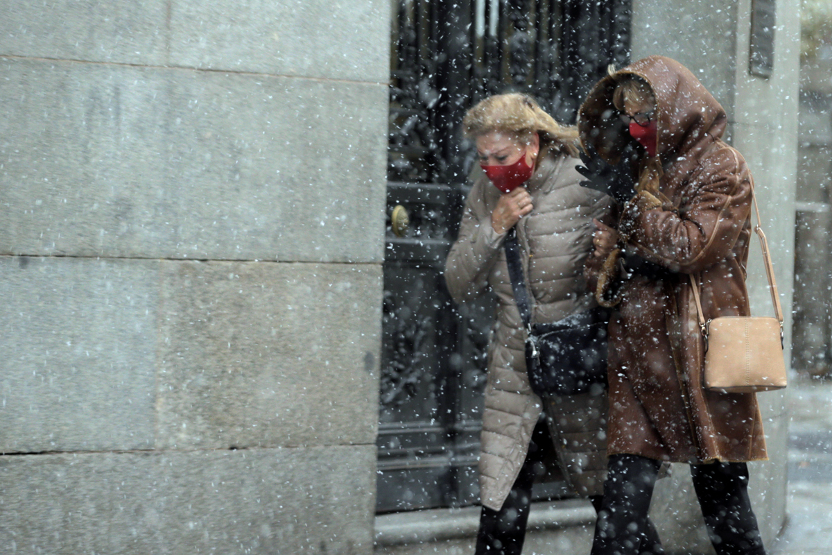 Dos mujeres en plena tormenta de nieve por la borrasca Filomena en Madrid, en enero pasado.