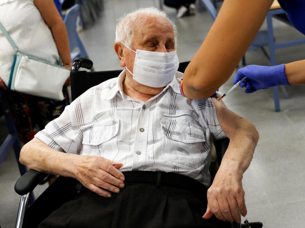 Un hombre recibe en Sevilla la dosis de refuerzo de la vacuna