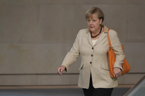 Angela Merkel con su famoso bolso naranja de Longchamp por el que fue criticada.
