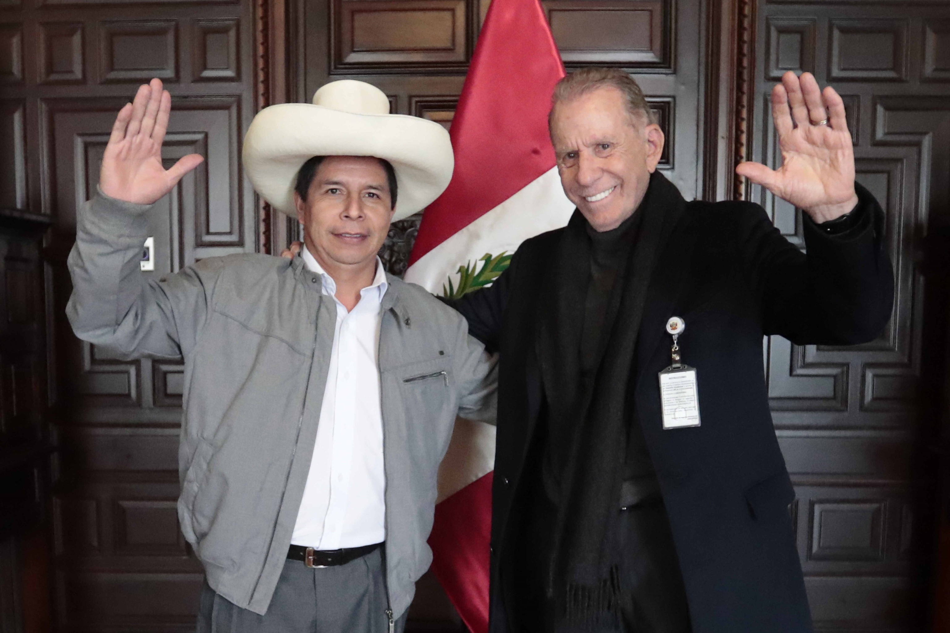 Fotografía cedida por la Presidencia del Perú donde aparece el presidente, Pedro Castillo, junto a su asesor  Ricardo Belmont