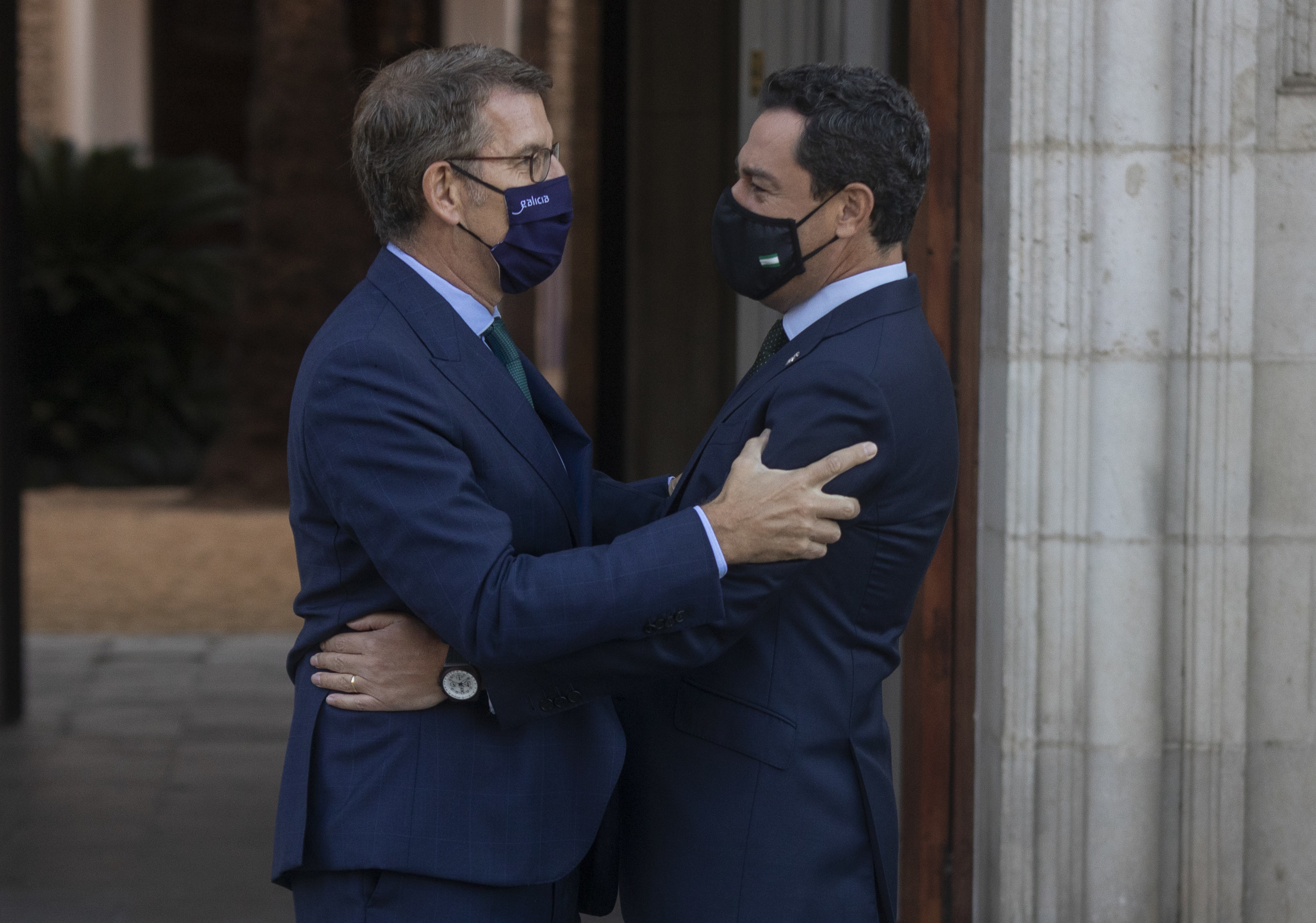 Juanma Moreno y Alberto Nez Feijo se abrazan en la puerta del palacio de San Telmo este viernes.