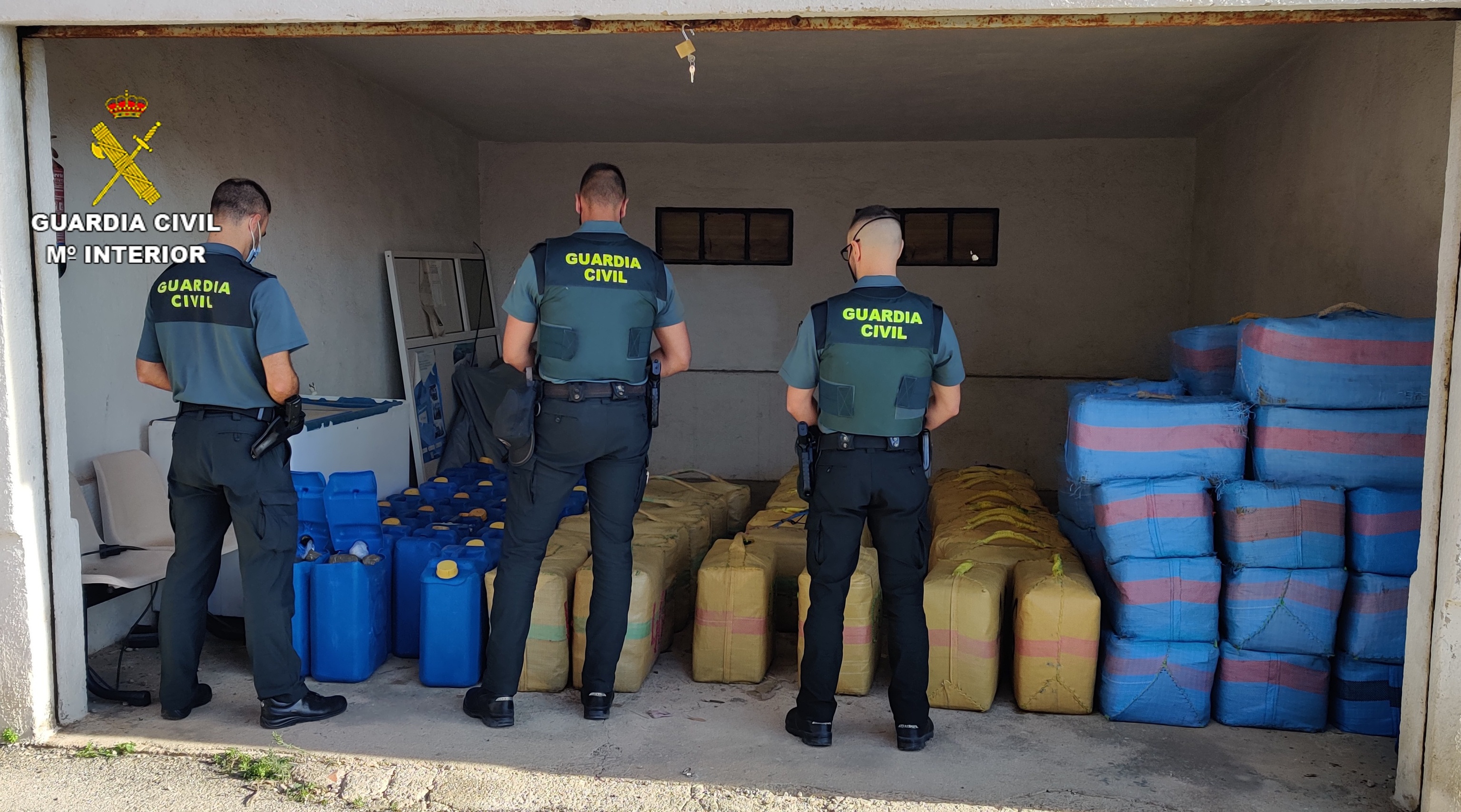 Dos guardias civiles detenidos en una operacin antidroga que destapa un cargamento de 2.500 kilos de hachs en una narcolancha