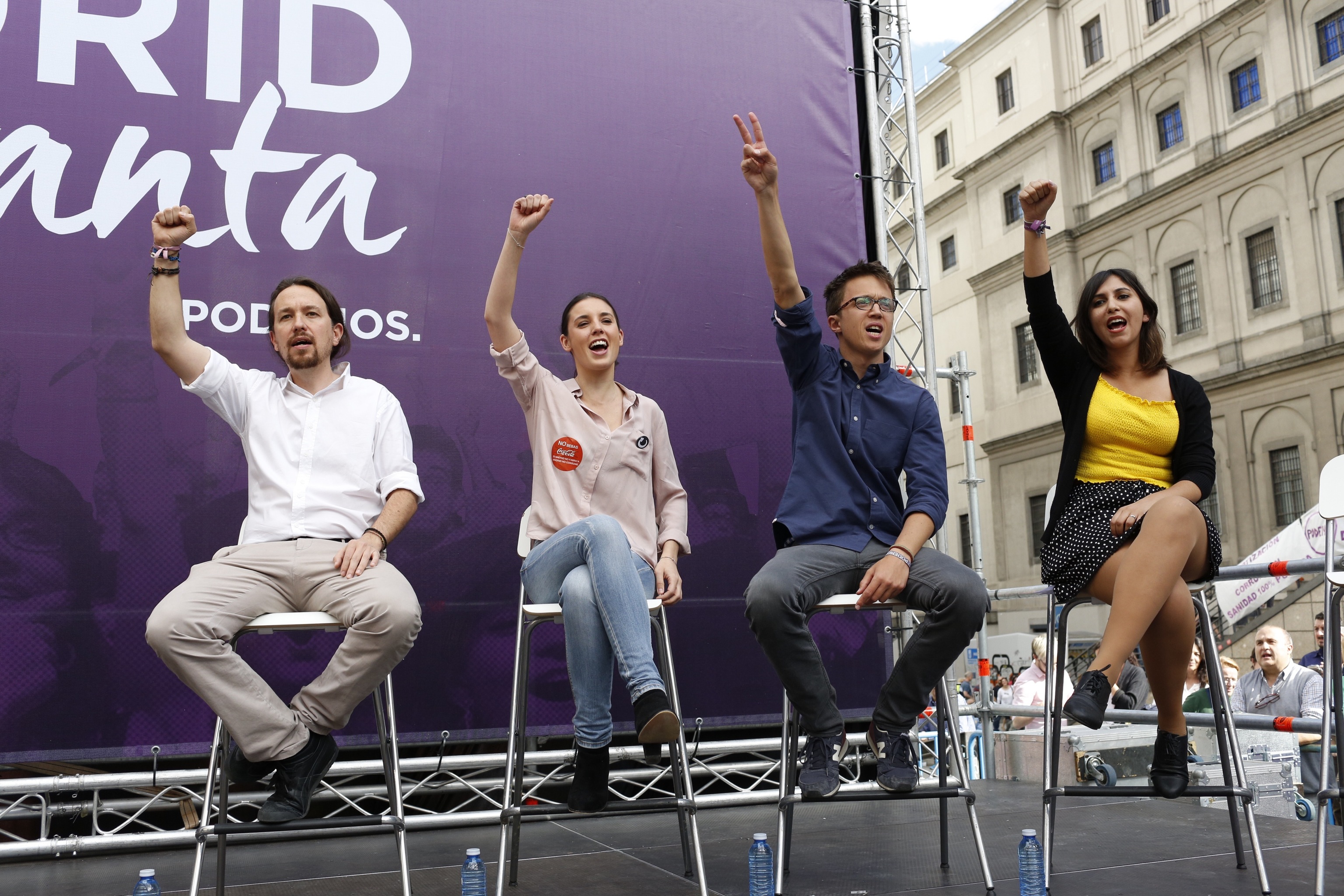Dina Bousselham (derecha) y Pablo Iglesias (izquierda) ern un acto de Podemos en 2017 en Madrid.