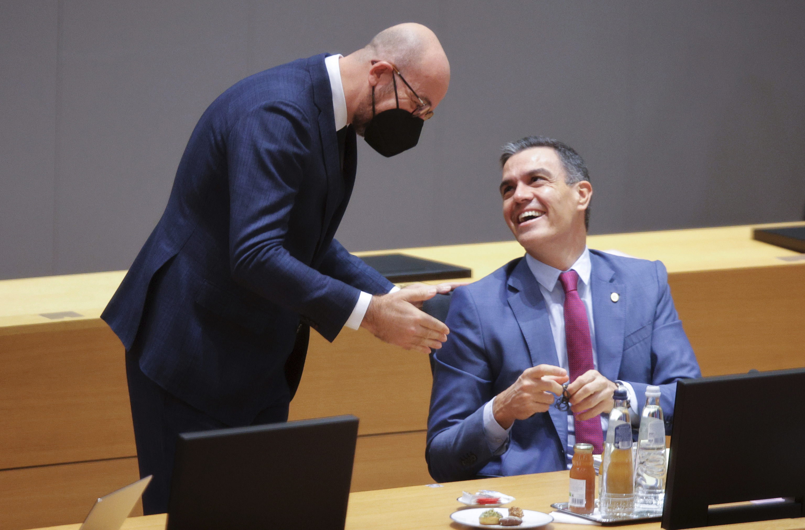 Pedro Sánchez charla sonriente con Charles Michel, presidente del Consejo Europeo.