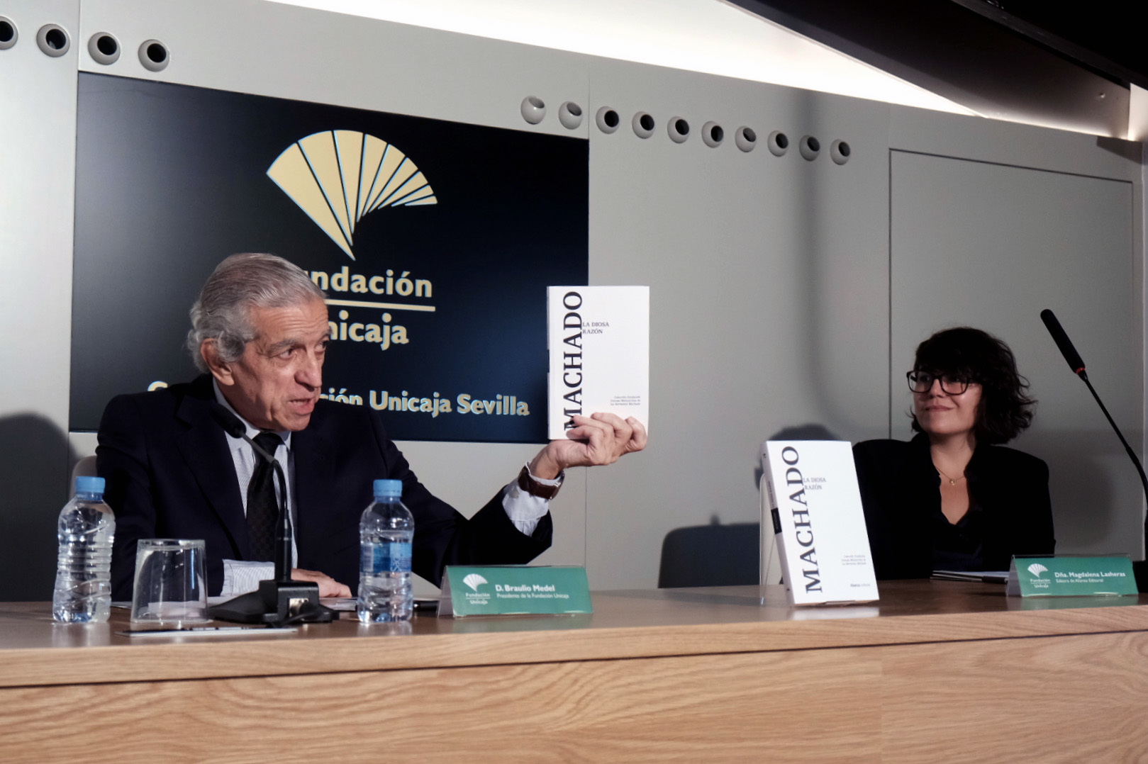 El presidente de la Fundacin Unicaja, Braulio Medel, muestra un ejemplar de la obra, junto a la editora de Alianza Magdalena Lasheras.
