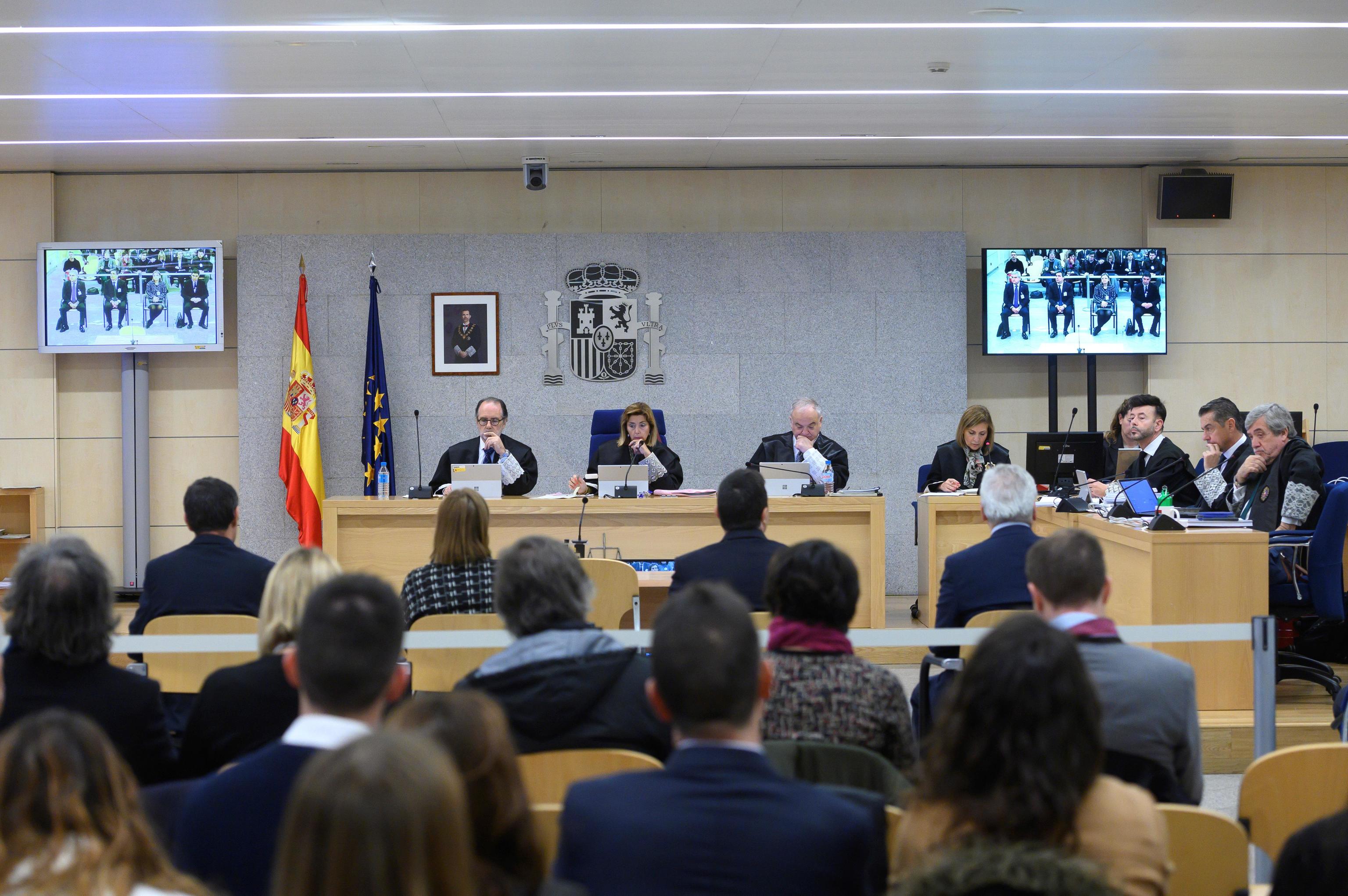 Los magistrados Concepción Espejel y Ramón Sáez (dcha.), en el juicio en la Audiencia Nacional contra Josep Lluís Trapero.
