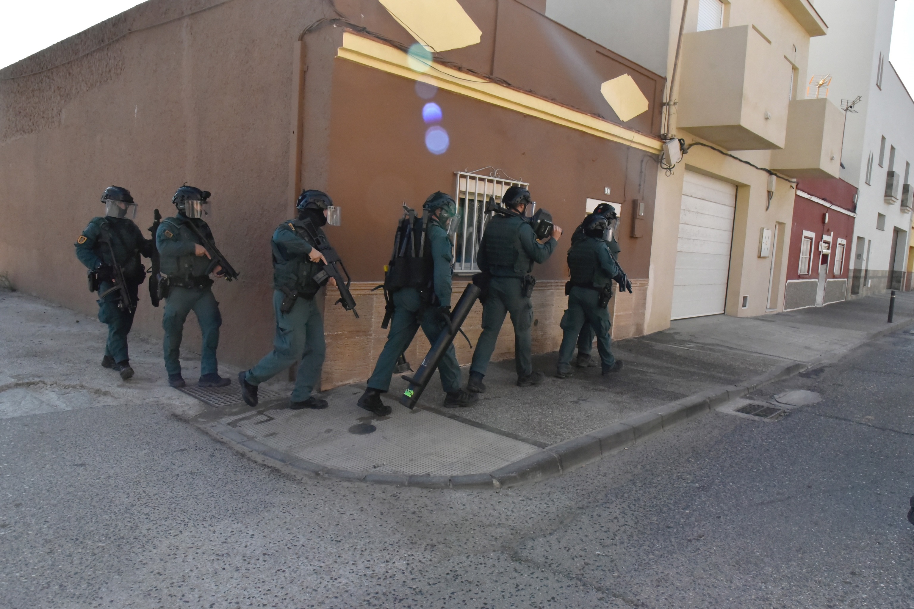 Agentes de la Guardia Civil se disponen a entrar en un domicilio en La Lnea, en una redada antidroga este mircoles.
