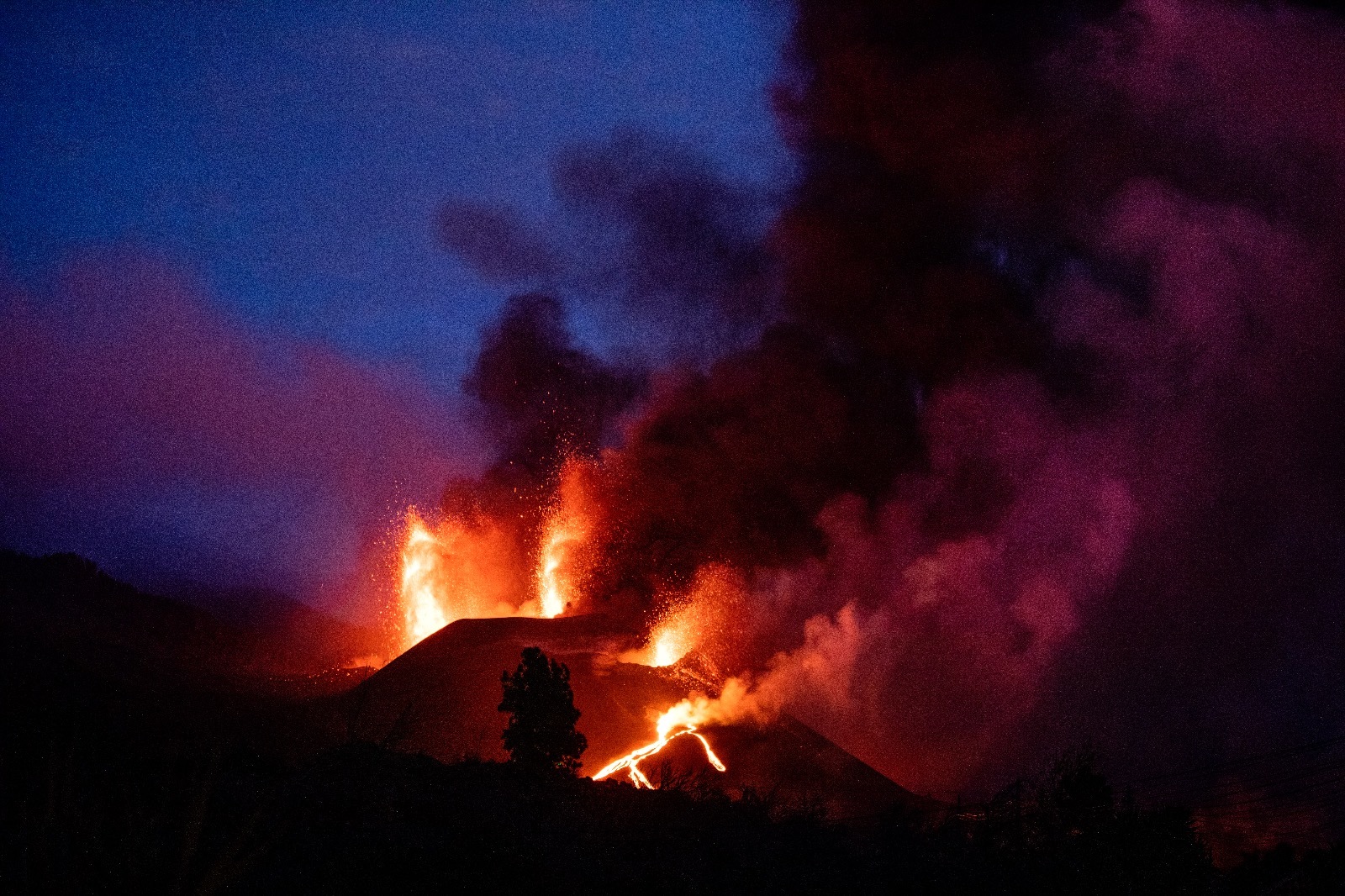 Imagen nocturna del volcn de La Palma.