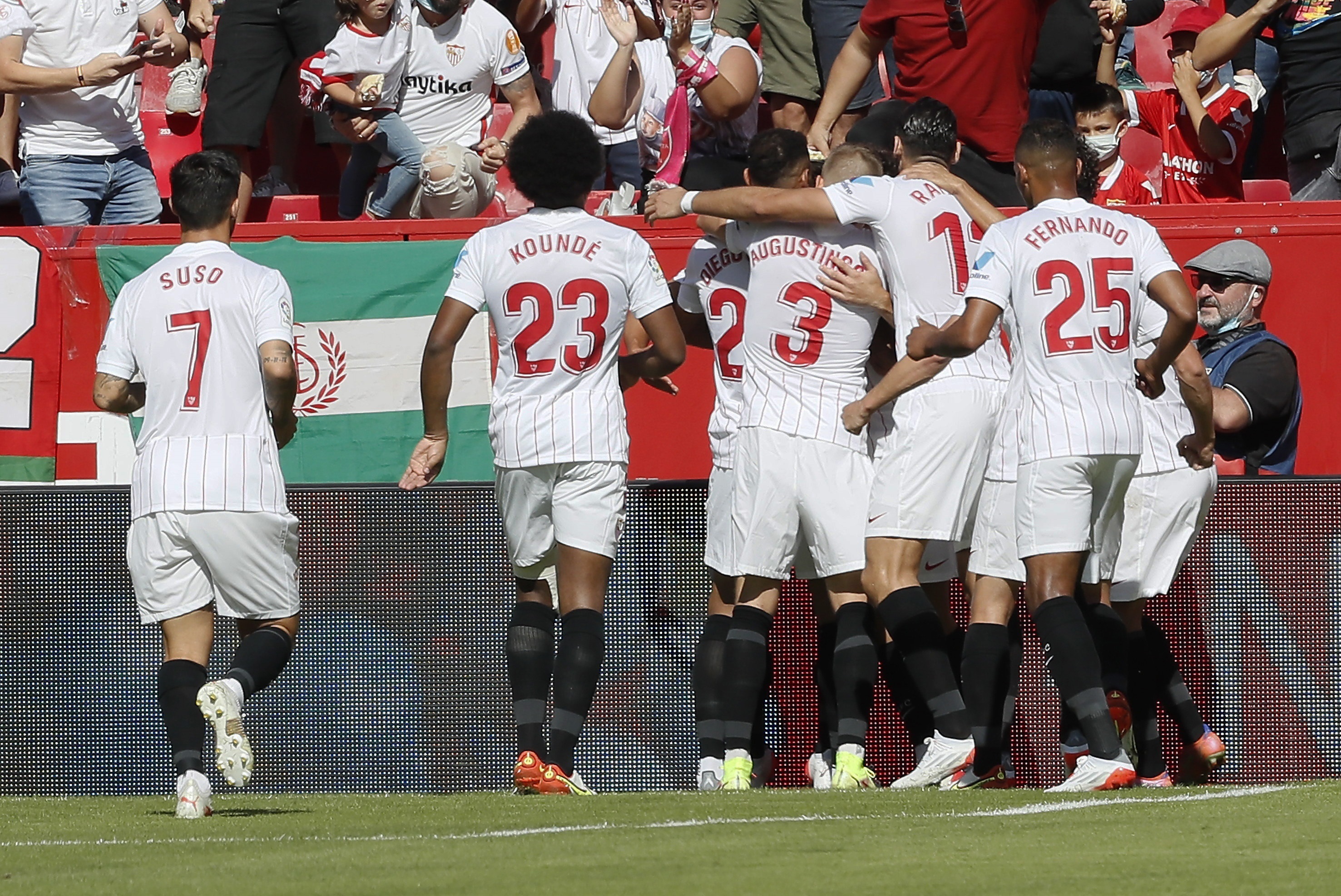 Los jugadores del Levante celebran un gol ante el Levante.