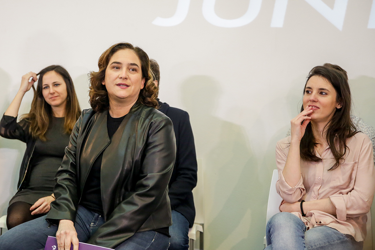 Ada Colau e Irene Montero, con Ione Belarra en segundo plano, en un acto de Unidas Podemos en 2020.