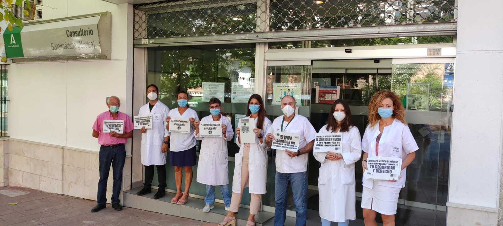 Protesta de sanitarios a las puertas de un consultorio en Benalmdena.
