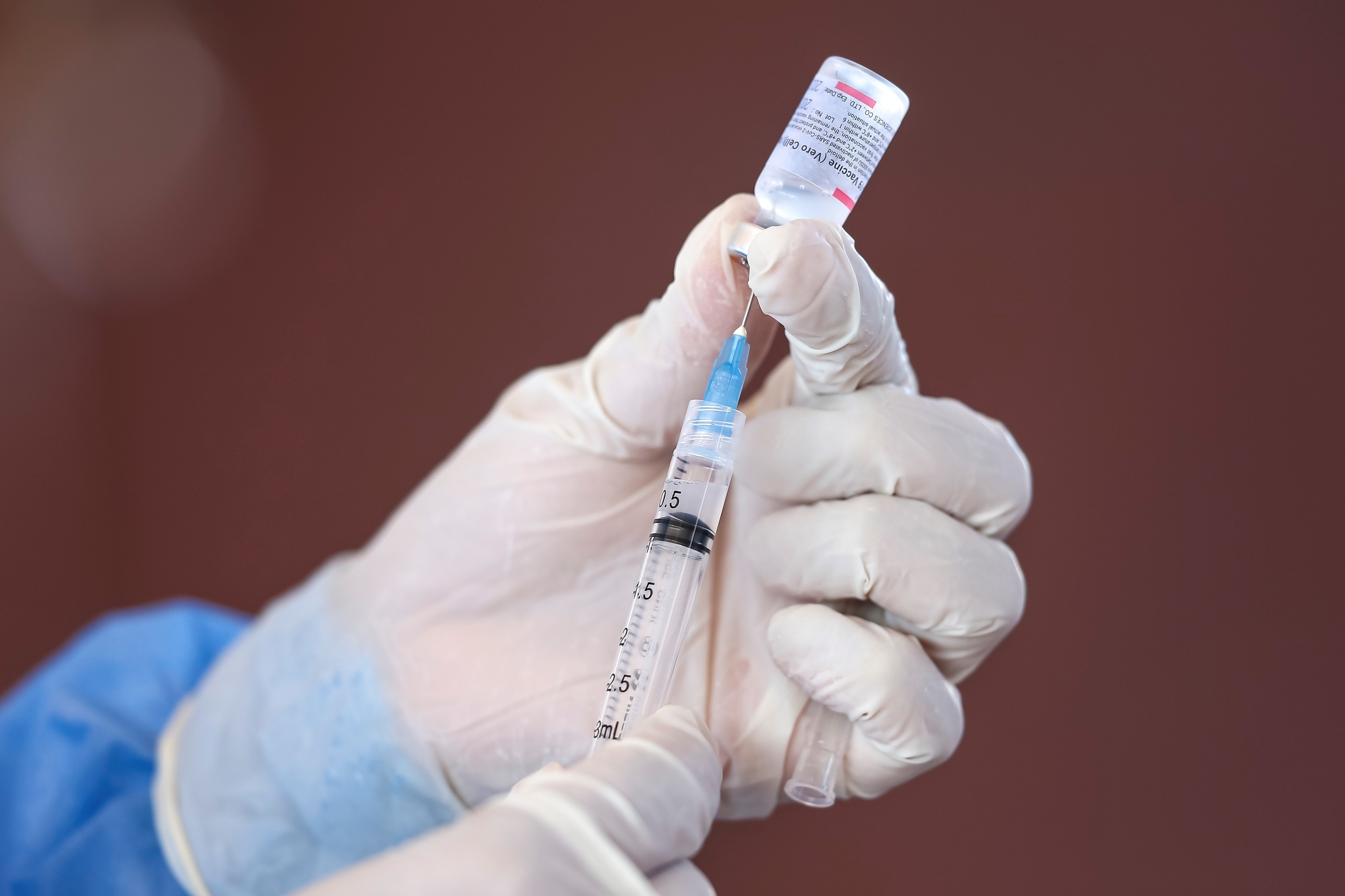 Una sanitaria prepara una dosis de la vacuna contra la Covid.