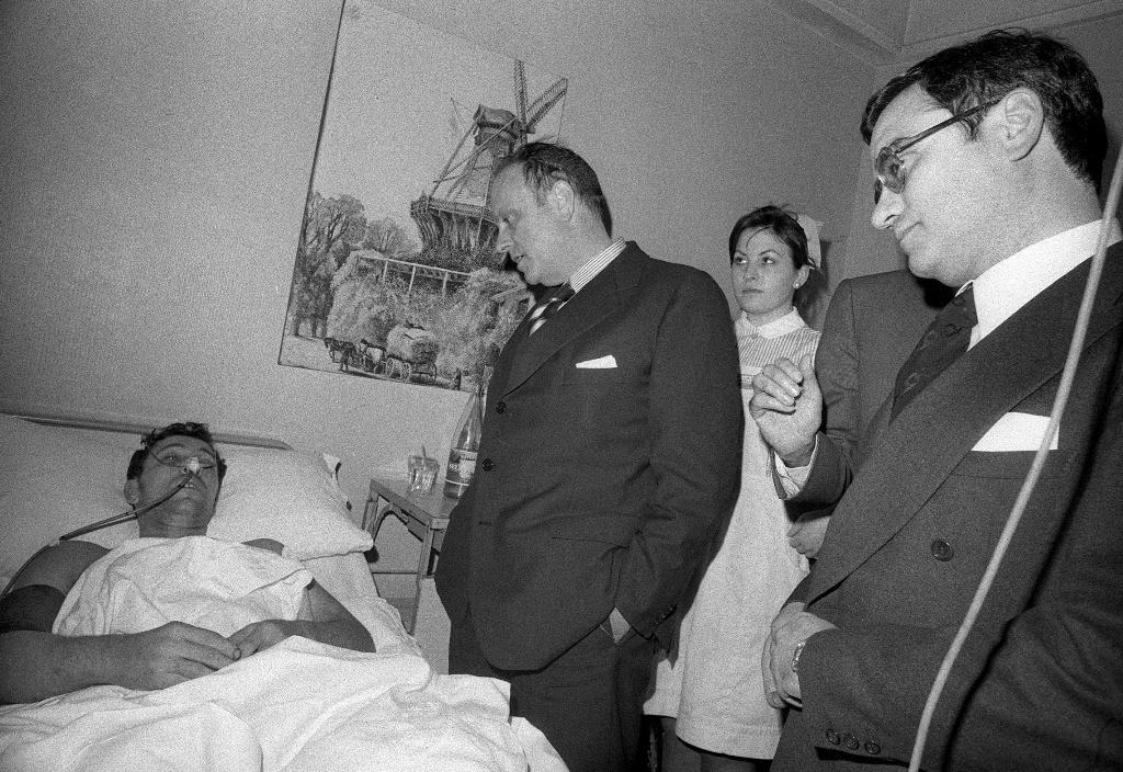 Martn Villa y Fraga, en 1976, visitando a uno de los herido en los 'sucesos de Vitoria'.