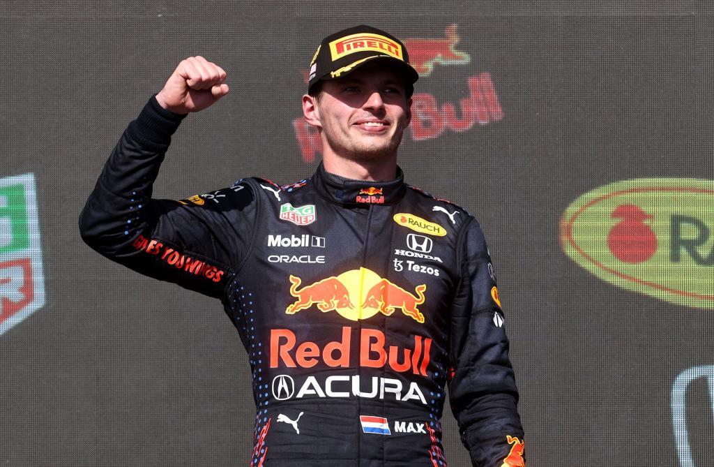 Verstappen celebra en el podio.