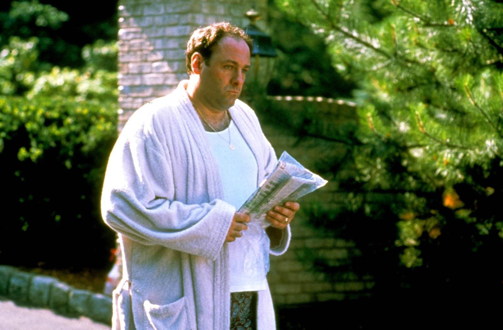 Tony Sorpano, interpretado por el actor James Gandolfini, vestido con albornoz y ropa interior, durante un capítulo de Los Soprano.