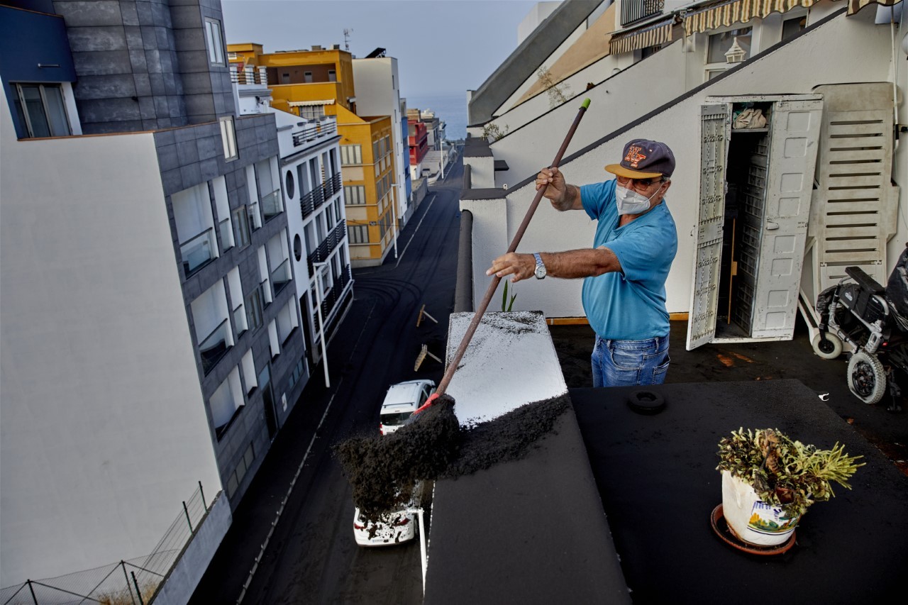Un vecino quita la ceniza de un tejado en Puerto Naos