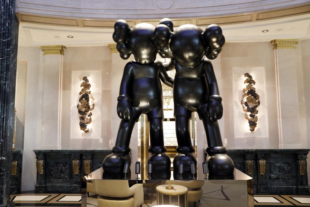 La escultura de KAWS, en el lobby del hotel.