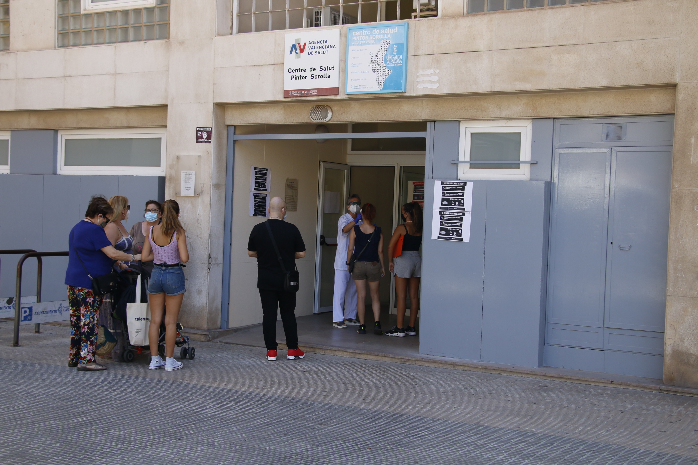 Varias personas hacen cola en un centro de salud de Castelln.