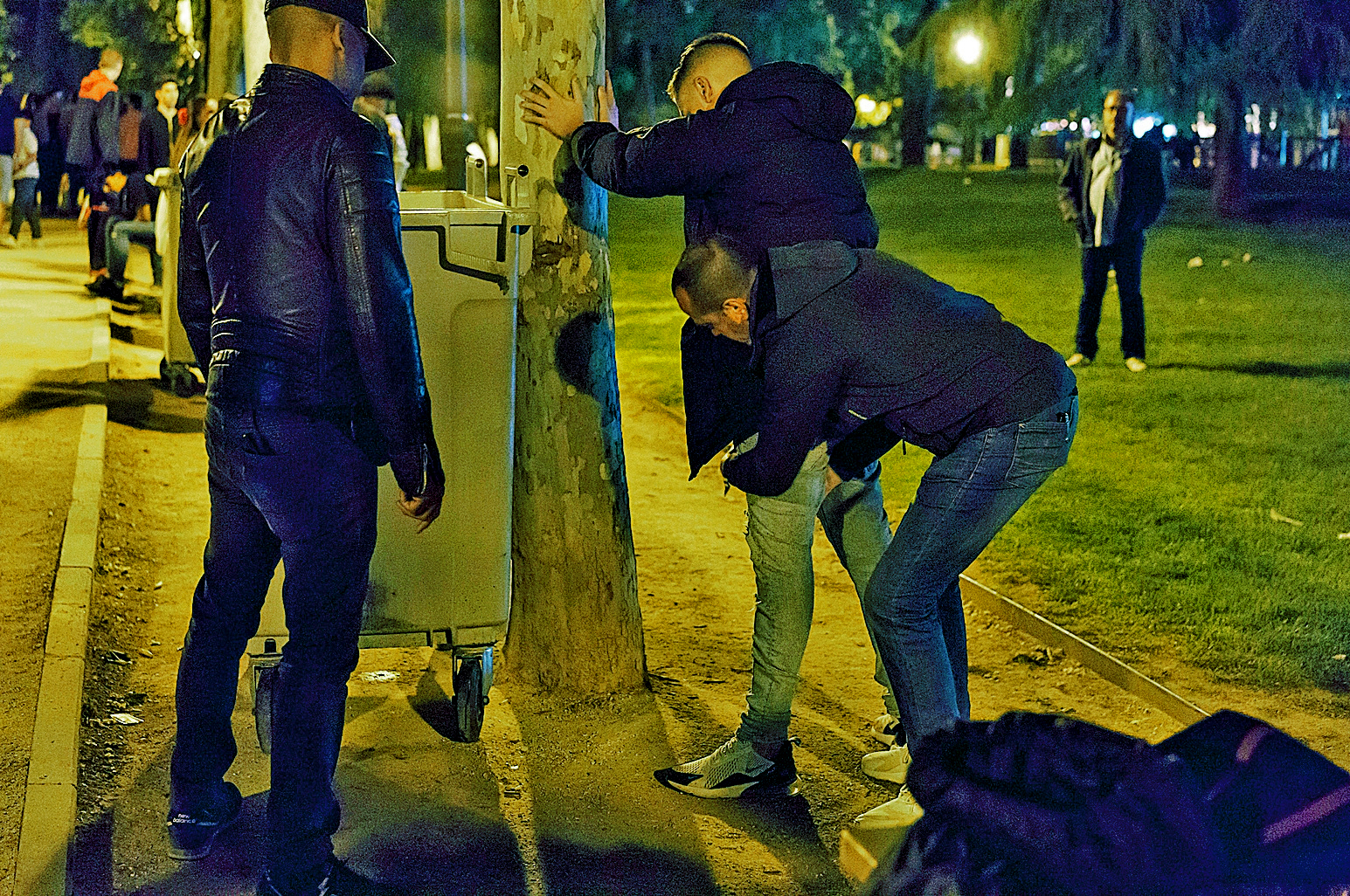 Varios policas registrando a un joven en el Parque de San Isidro de Carabanchel