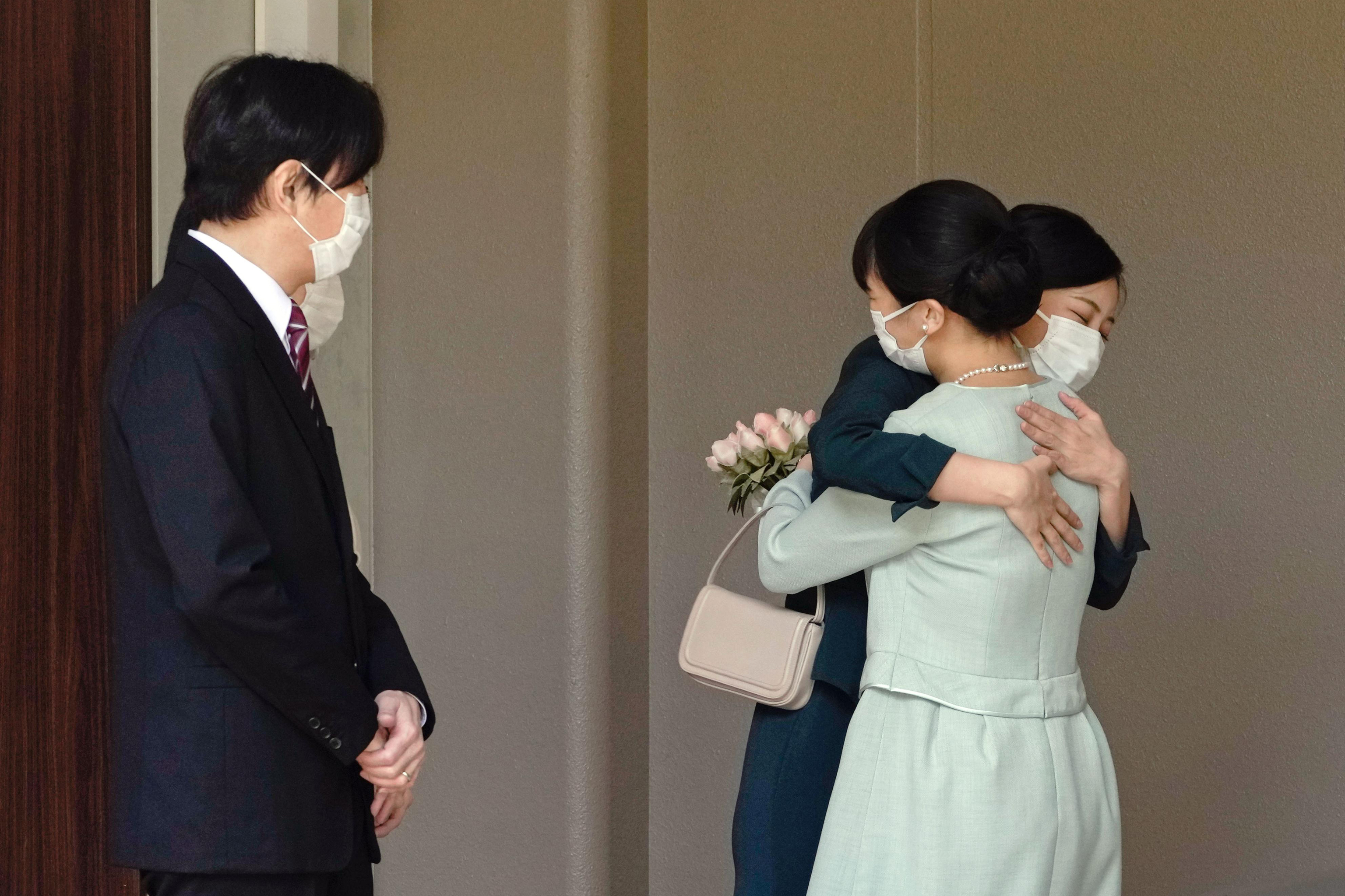 La priincesa Mako abraza a su hermana la princesa Kako, ante la mirada de sus padres los príncipes herederos Akishino y Kiko, momentos antes de abandonar su casa para casarse con su prometido.
