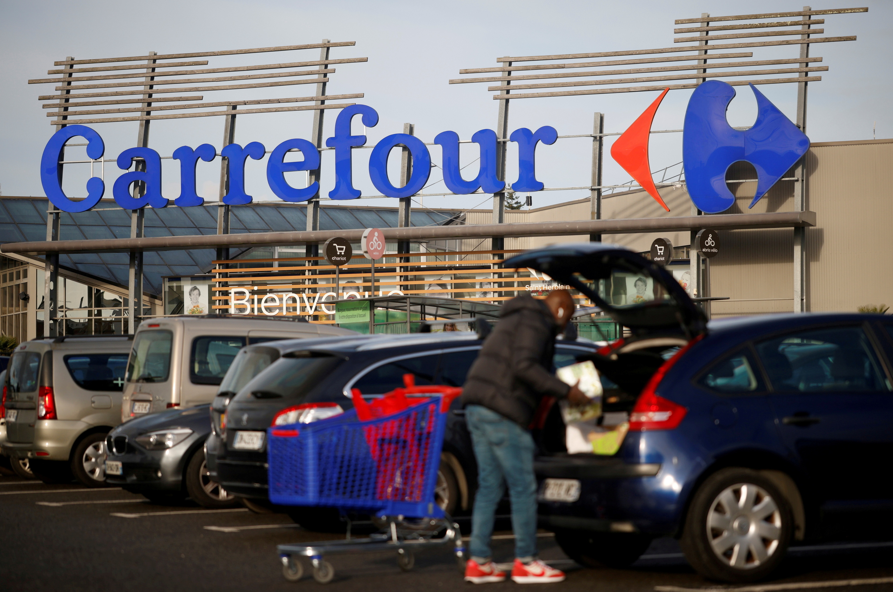 Hipermercado Carrefour en Saint-Herblain, cerca de Nantes, Francia.