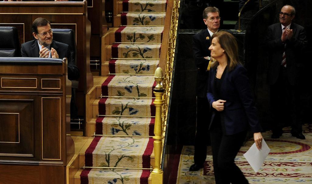 Imagen de archivo de Mariano Rajoy, en el Congreso, aplaudiendo a su ministra de Trabajo, Ftima Bez.