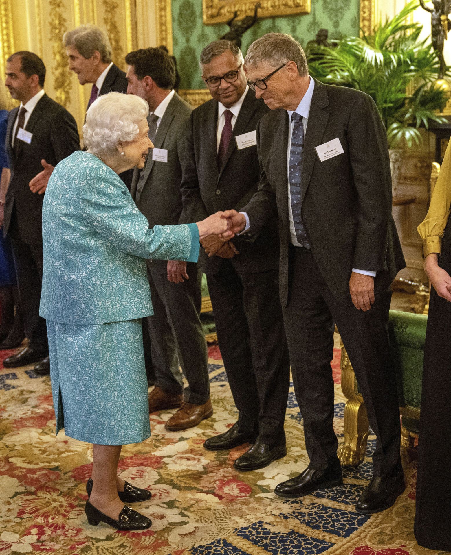 La monarca saluda a Bill Gates.