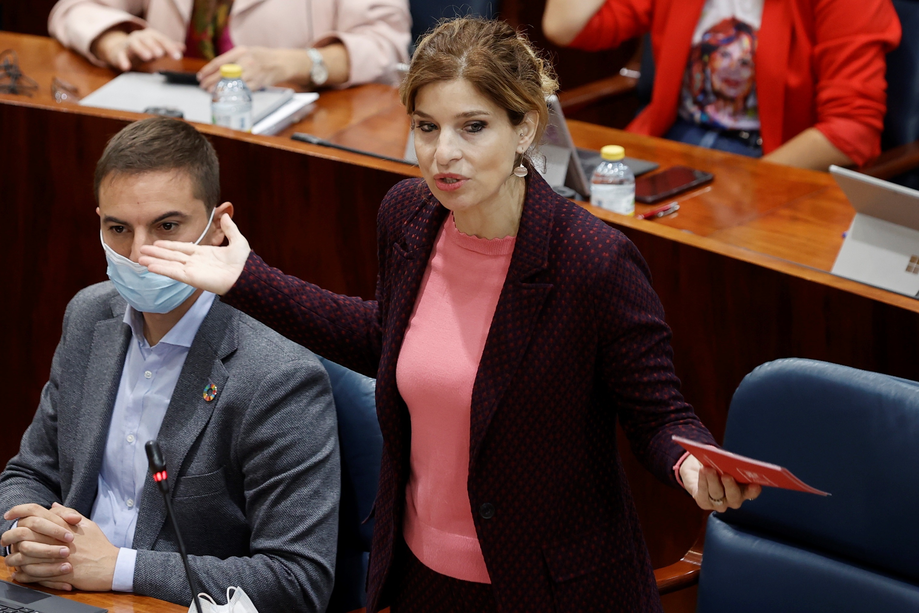 Hana Jalloul y Juan Lobato en la Asamblea de Madrid.