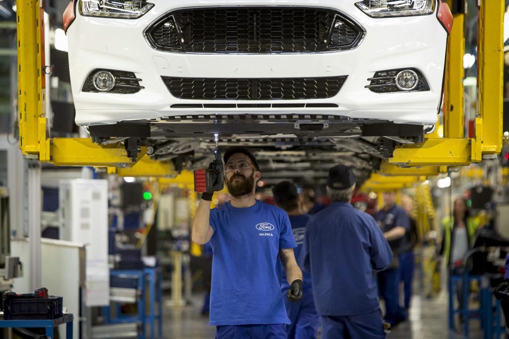 Trabajadores en la cadena de montaje de Ford Almussafes.