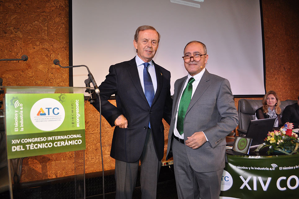 El presidente del ATC, Juan Jos Montoro, entrega un premio a Luis Hernndez, industrial de referencia en la cermica.