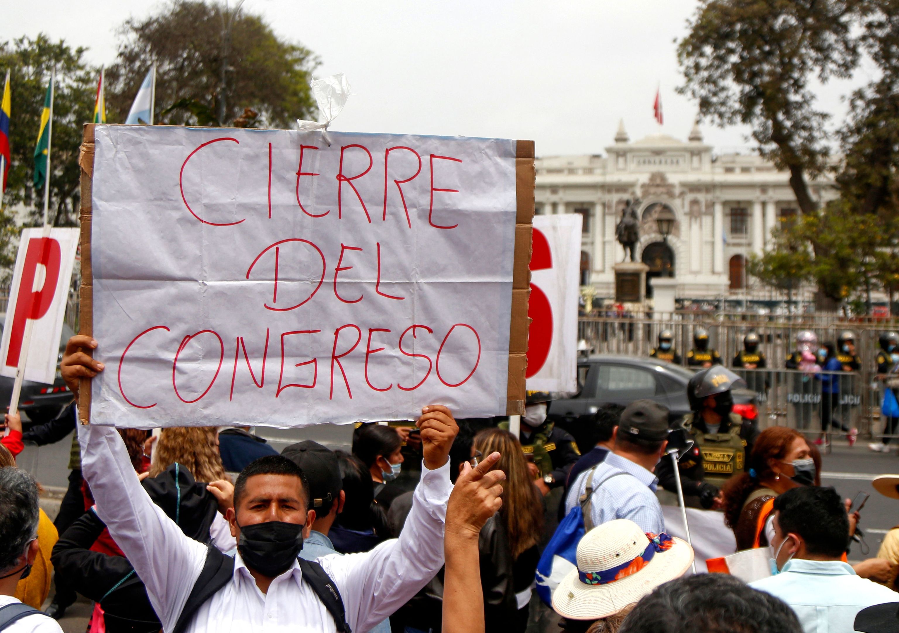 Un hombre sostiene una pancarta durante una protesta de seguidores de Perú Libre, en Lima.