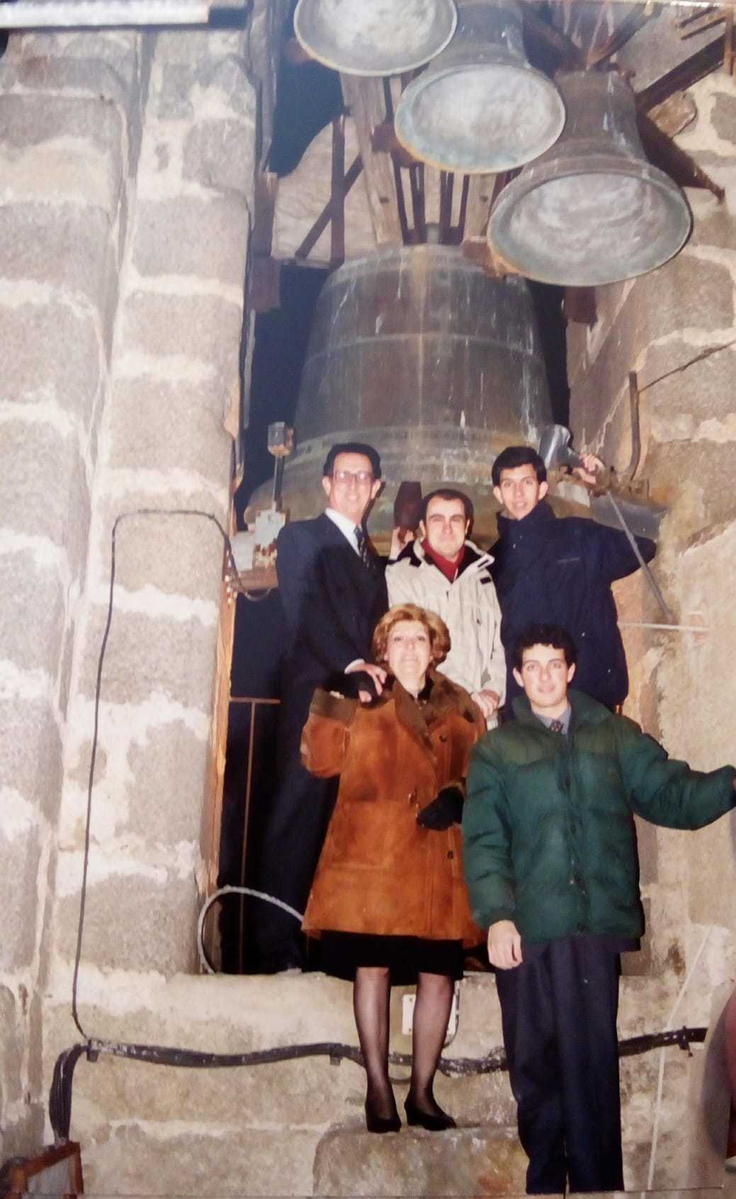 Arriba, Maxi padre, Diego (su sobrino) y Maxi hijo;  abajo, Ana y Lucas, en la Nochevieja de 2000 en el campanario.