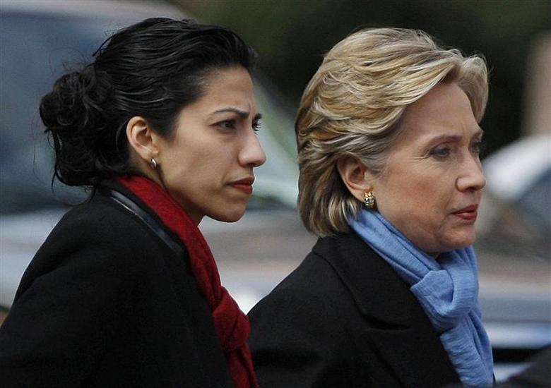 Huma Abedin, junto a Hillary Clinton, en una imagen de 2008.