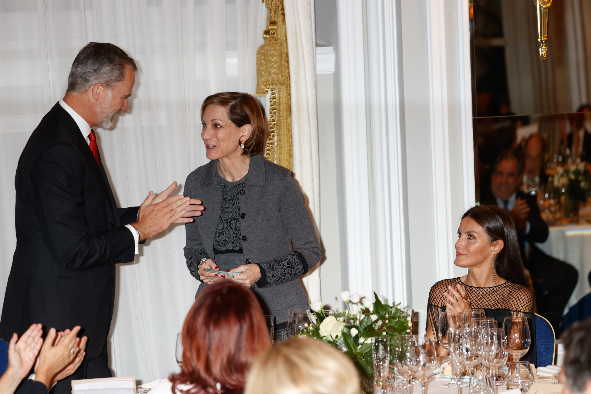Don Felipe, la periodista Anne Applebaum y la Reina Letizia.