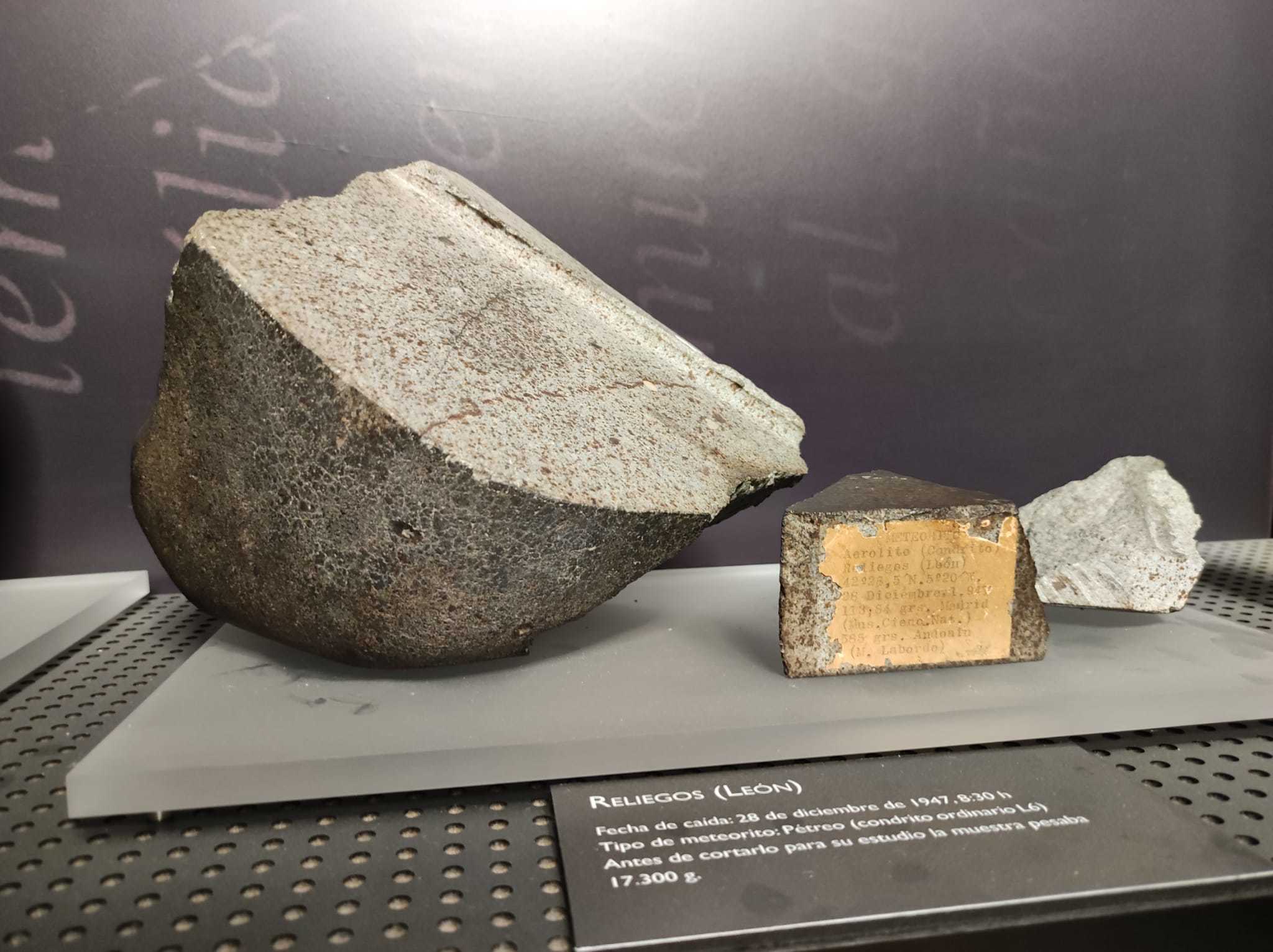 El trozo de meteorito recuperado, en el centro de la  imagen y con un placa, ya instalado hoy en el Museo de Ciencias Naturales.