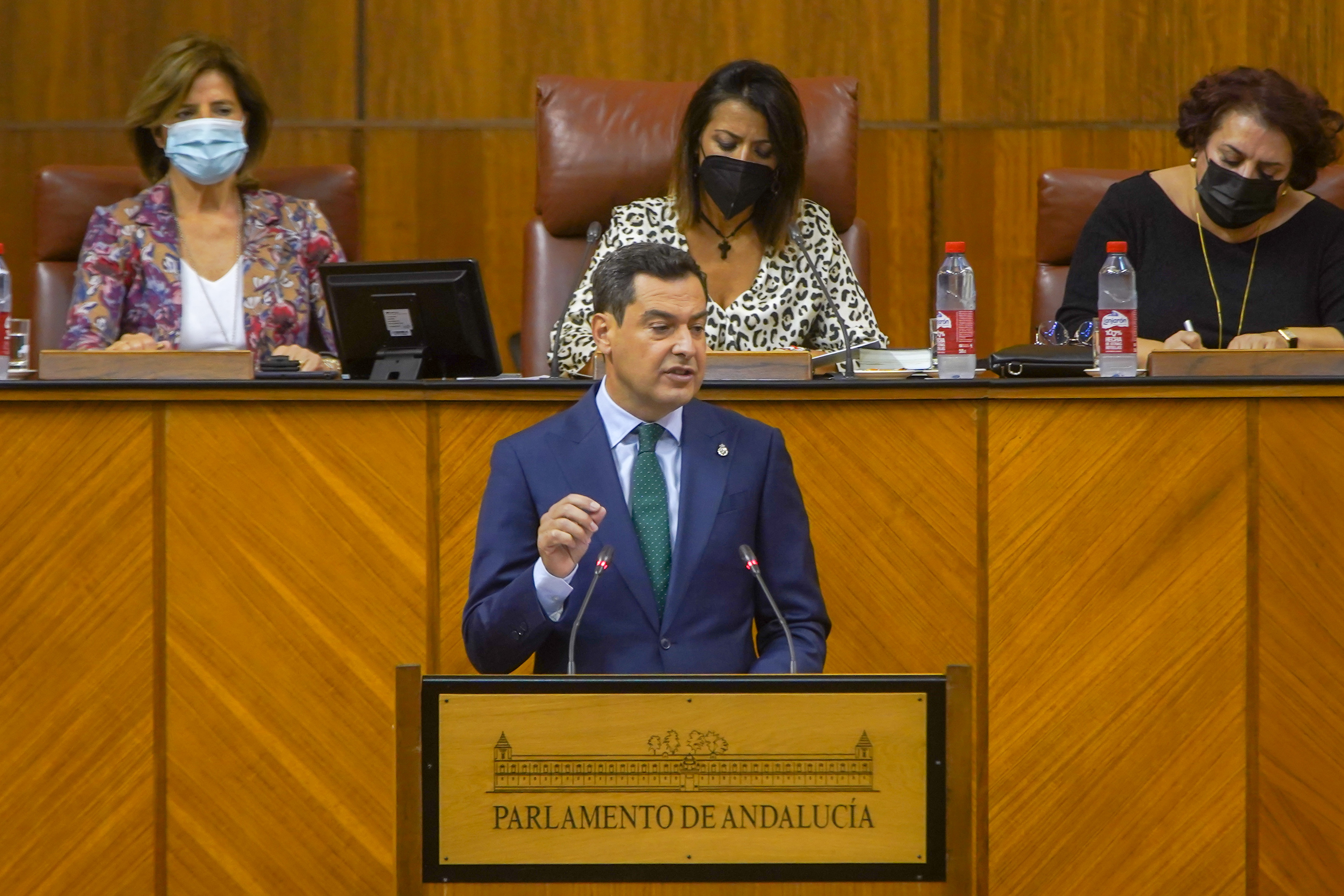 El presidente andaluz, Juanma Moreno, durante su intervencin en el debate sobre el estado de la comunidad este mircoles en el Parlamento.