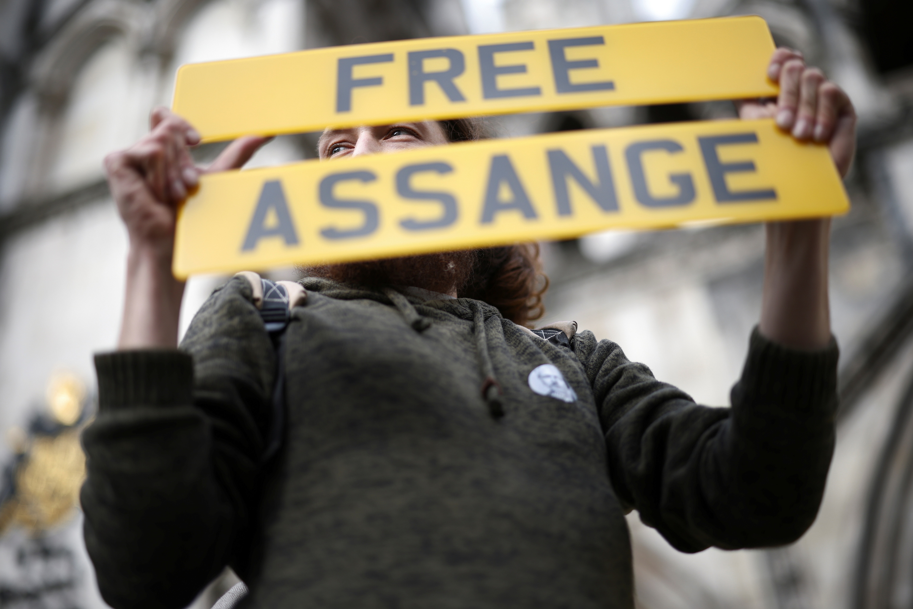 Una persona pide la liberacin de Julian Assange.