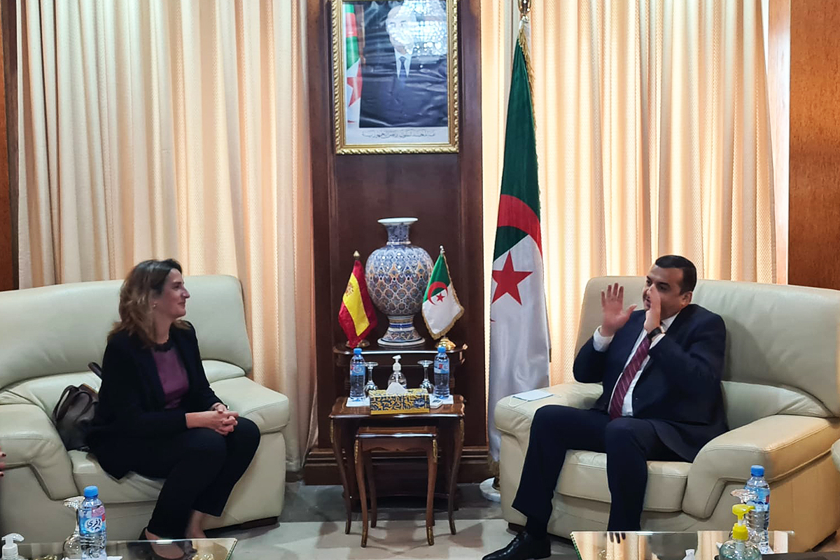 La vicepresidenta tercera, Teresa Ribera, y el ministro de Energía de Argelia, Mohamed Arkab, el pasado octubre