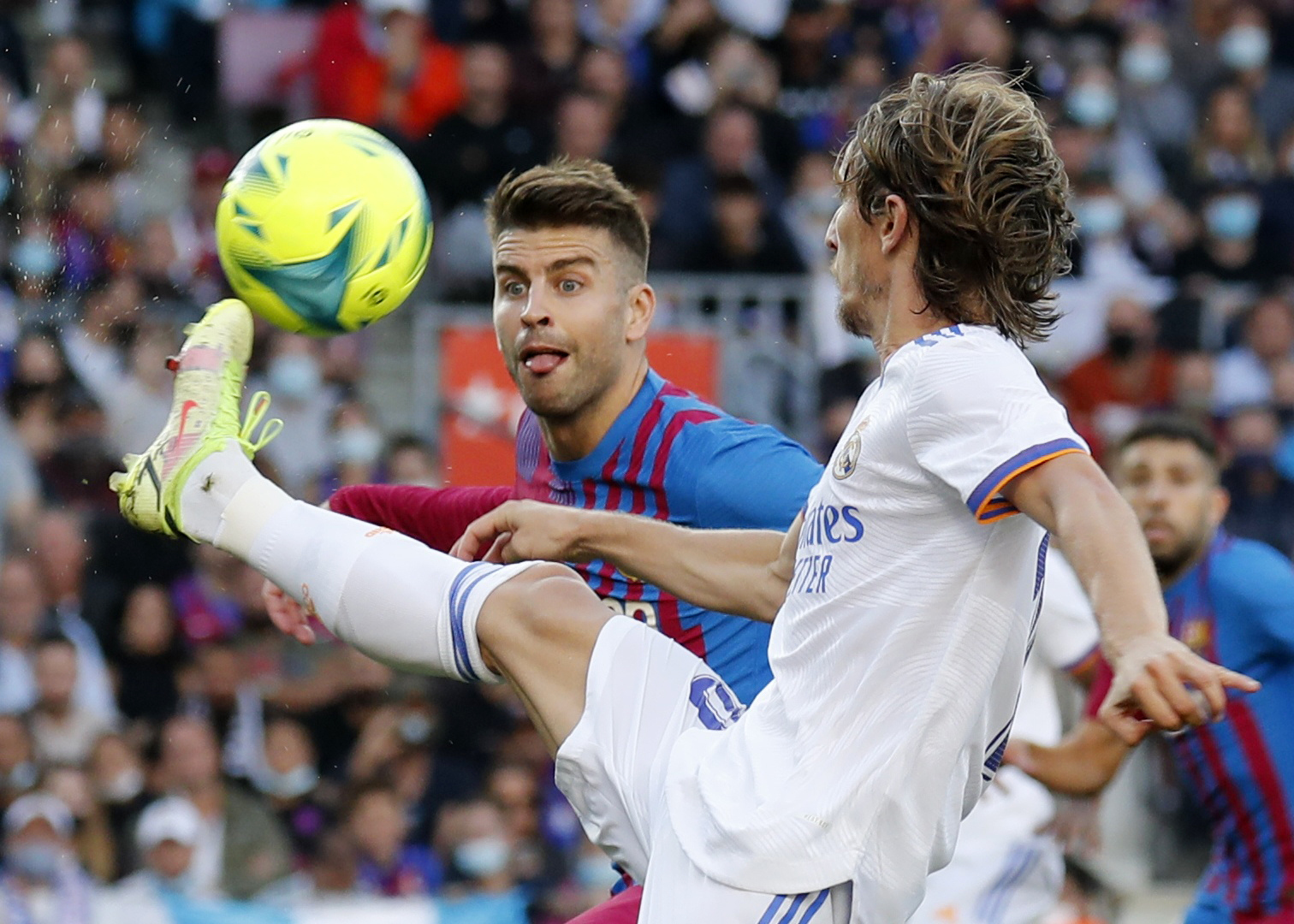 Piqu y Modric, durante el Barcelona-Real Madrid del pasado domingo