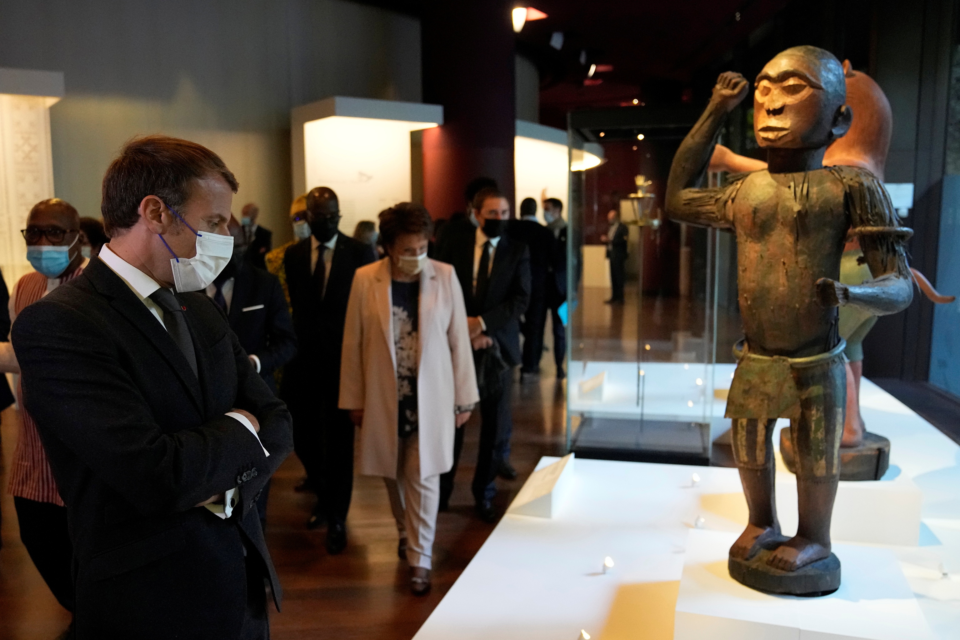 El presidente Emmanuel Macron en la exposición que exhibe el Tesoro real de Abomey.