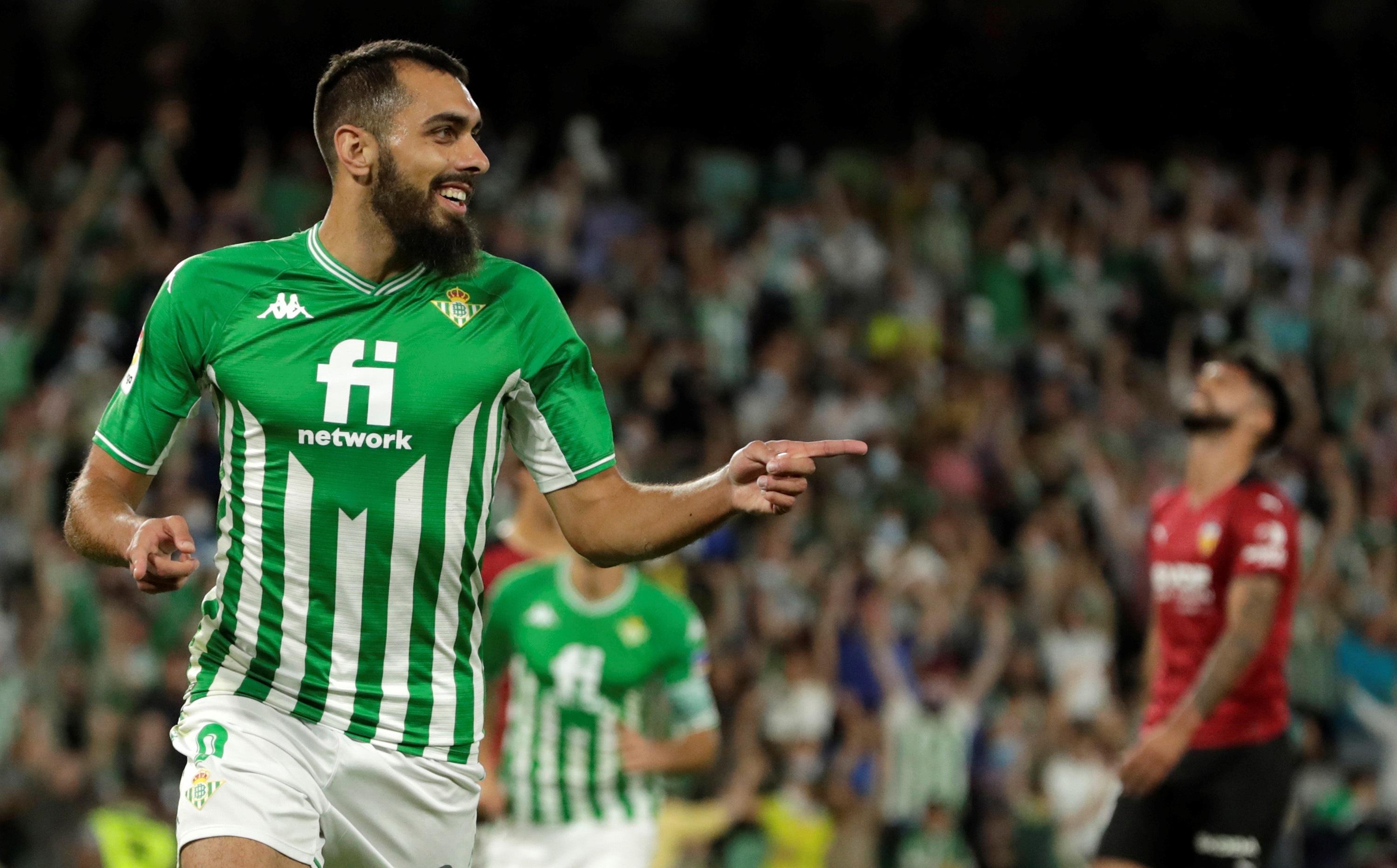Borja Iglesias celebra su primer gol del partido ante la desesperacin de Alderete.