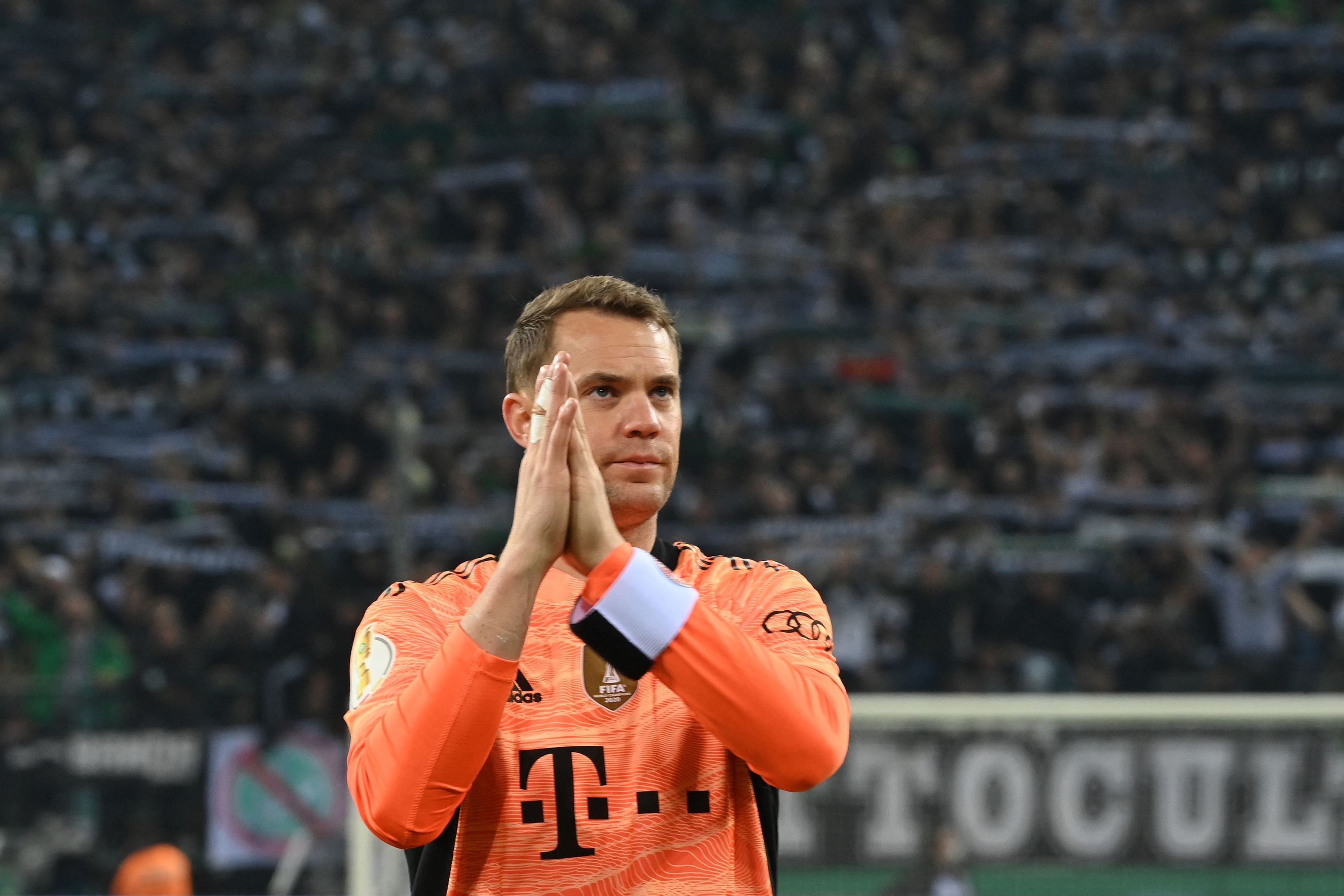 lt;HIT gt;Bayern lt;/HIT gt; Munich's German goalkeeper Manuel Neuer applauds after the German Cup (DFB Pokal) 2nd round football match Borussia Moenchengladbach v FC lt;HIT gt;Bayern lt;/HIT gt; Munich in Moenchengladbach, Western Germany, on October 27, 2021. (Photo by Ina Fassbender / AFP) / DFL REGULATIONS PROHIBIT ANY USE OF PHOTOGRAPHS AS IMAGE SEQUENCES AND/OR QUASI-VIDEO