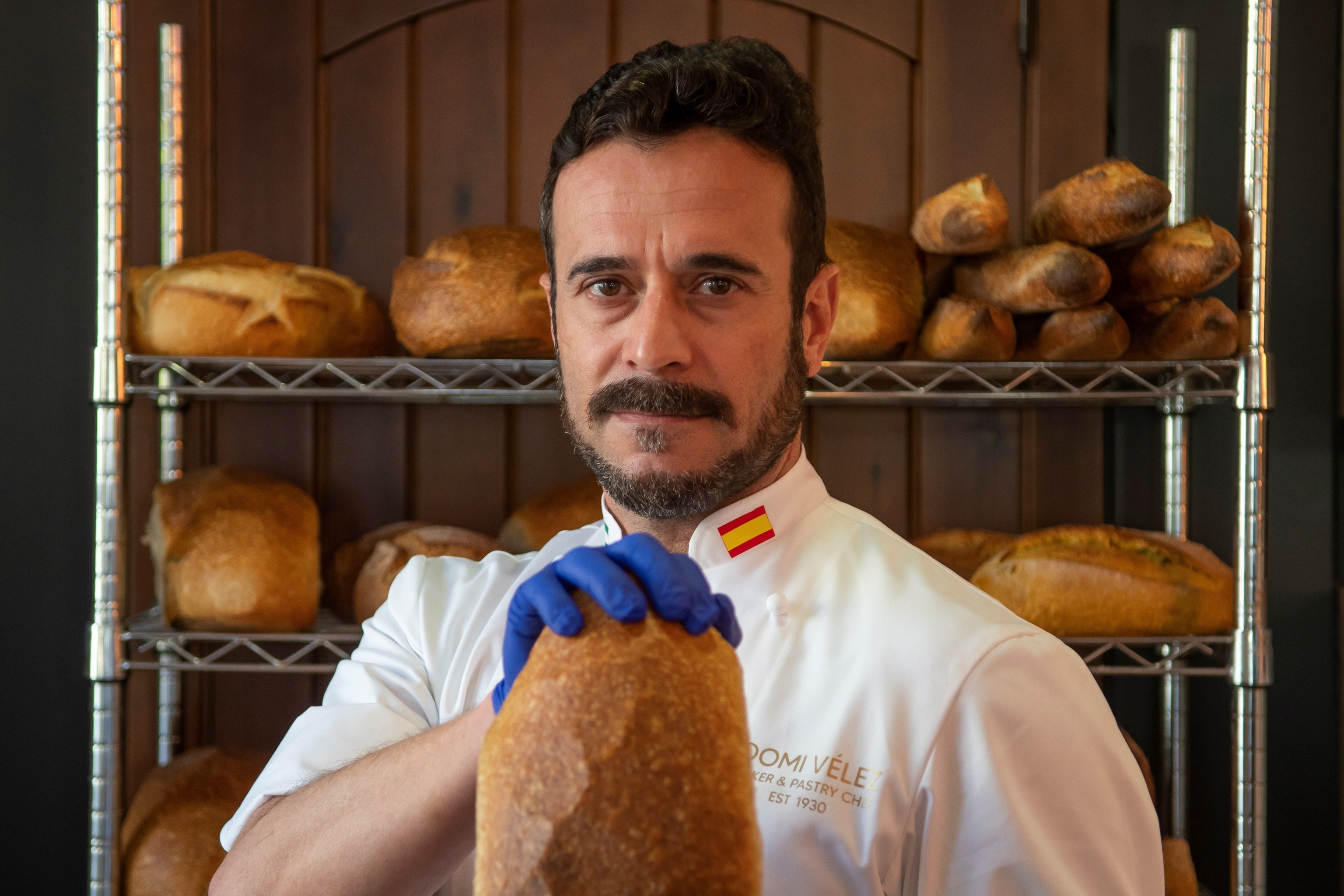Domi Vélez, en su panadería de Lebrija.