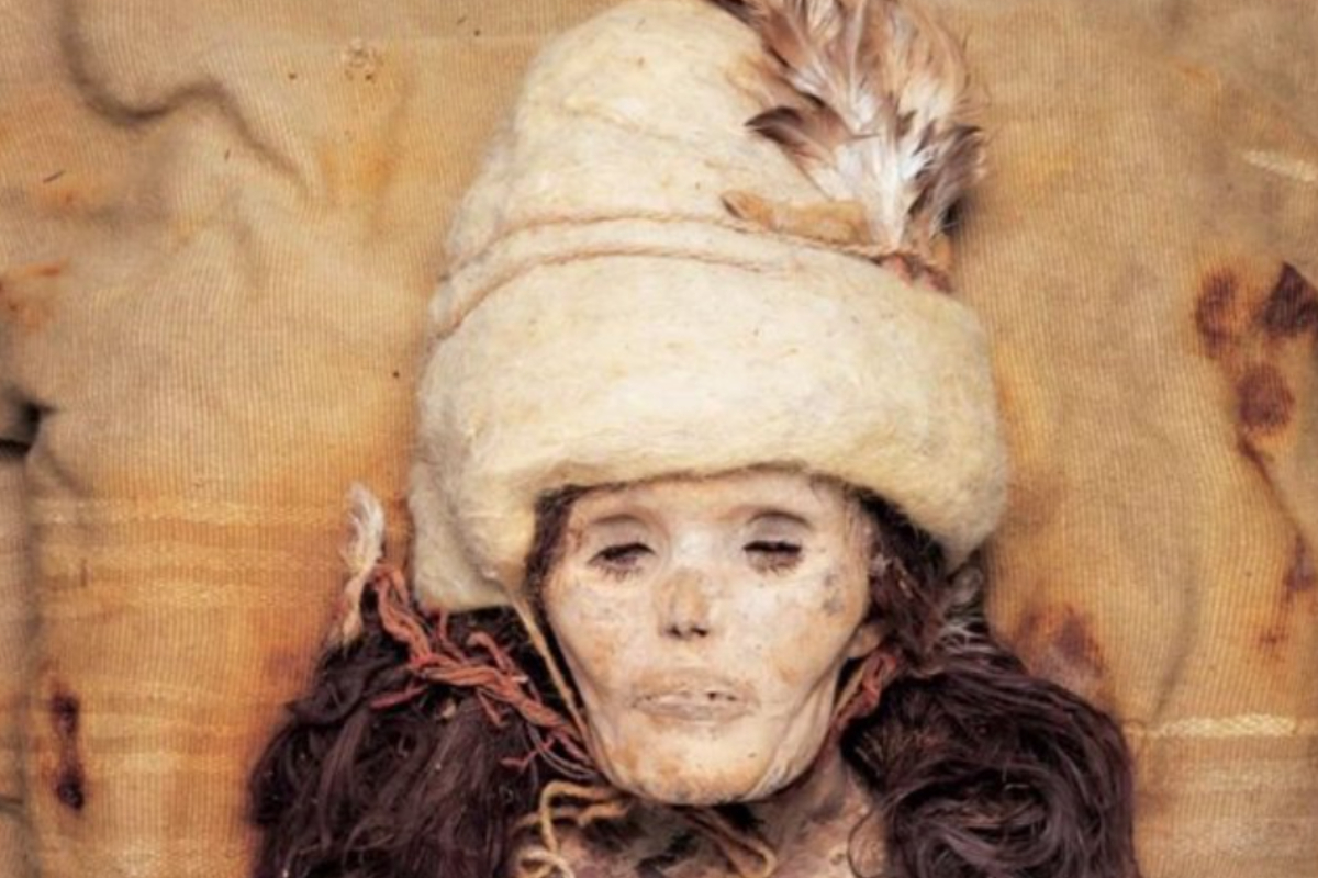Una mujer momificada naturalmente del entierro M11 del cementerio Xiaohe.