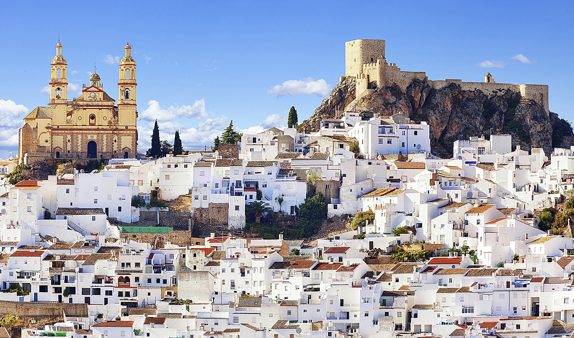 Olvera, votada Capital de Turismo Rural 2021 por más de 120.000 viajeros de Escapada Rural, es un mar blanco salpicado por el Castillo Árabe y la Iglesia de Nuestra Señora de la Encarnación.