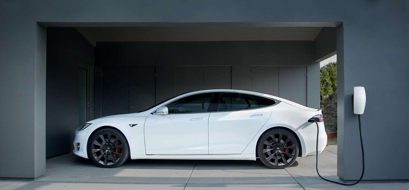 Tesla emplea cargadores de alta velocidad para su modelos.