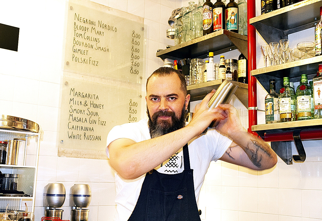 El barman que hace los mejores cócteles de Lavapiés | Madrid