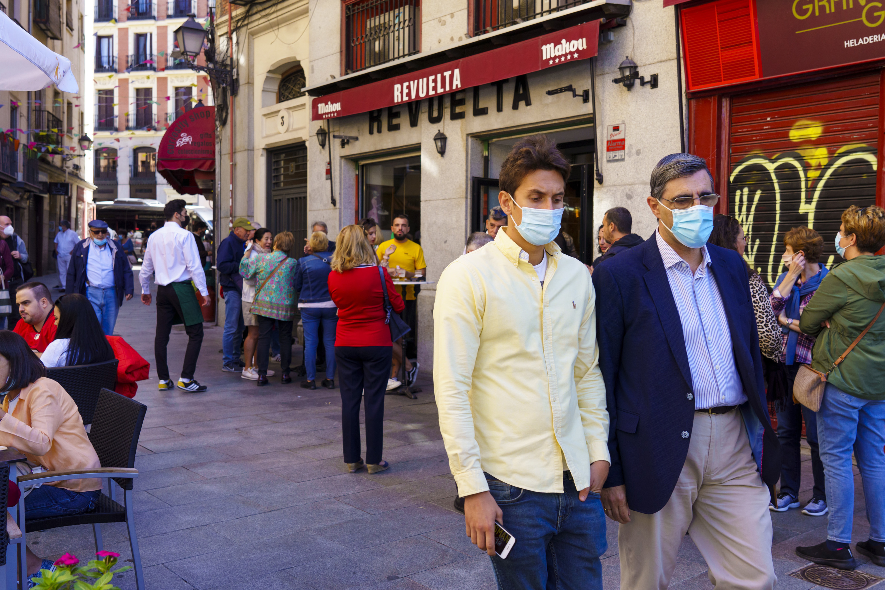 Dos turistas pasean por el centro de Madrid.