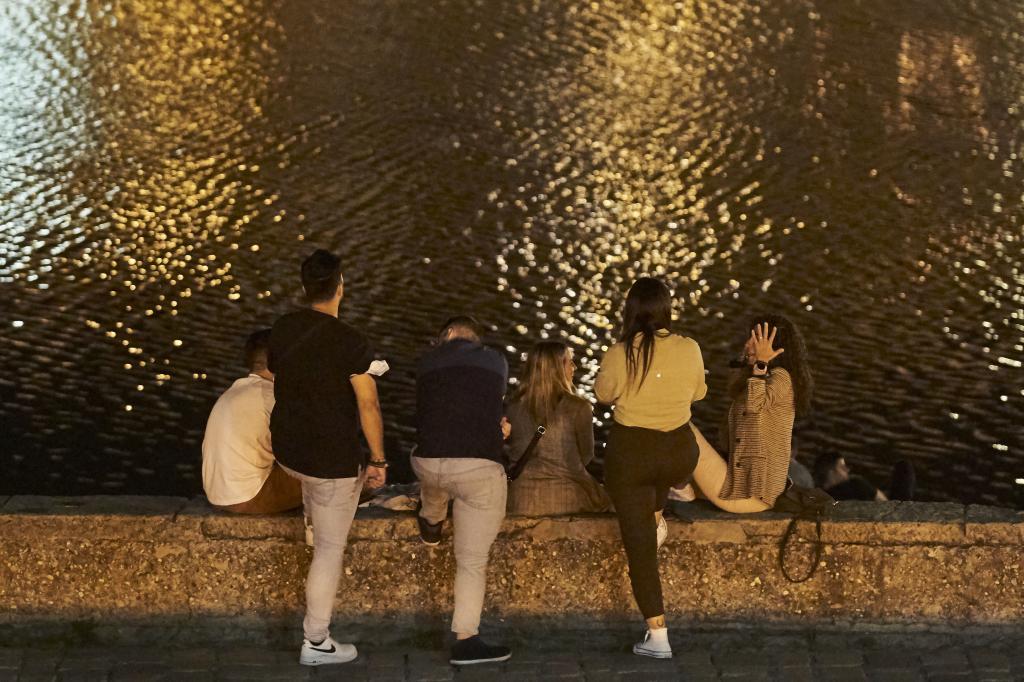 Un grupo de adolescentes, en la ciudad de Sevilla