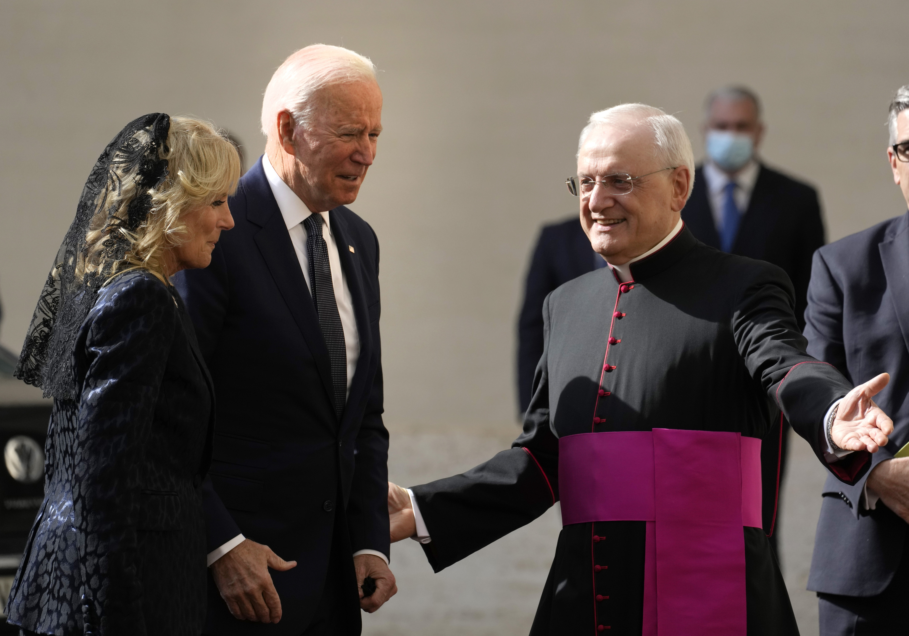 Joe Biden y su esposa, este viernes, en Roma.